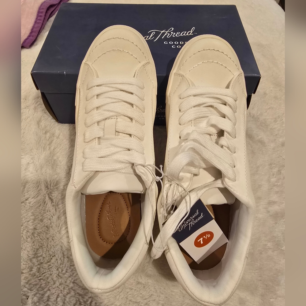 Universal Thread White Low-Top Sneakers - Picture 2 of 5